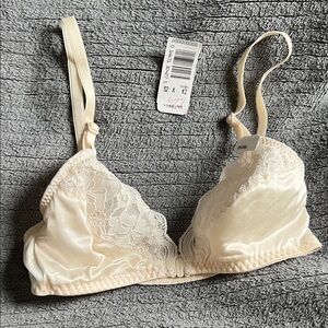 VINTAGE Elegant Cream Lace Bralette NWT 32a